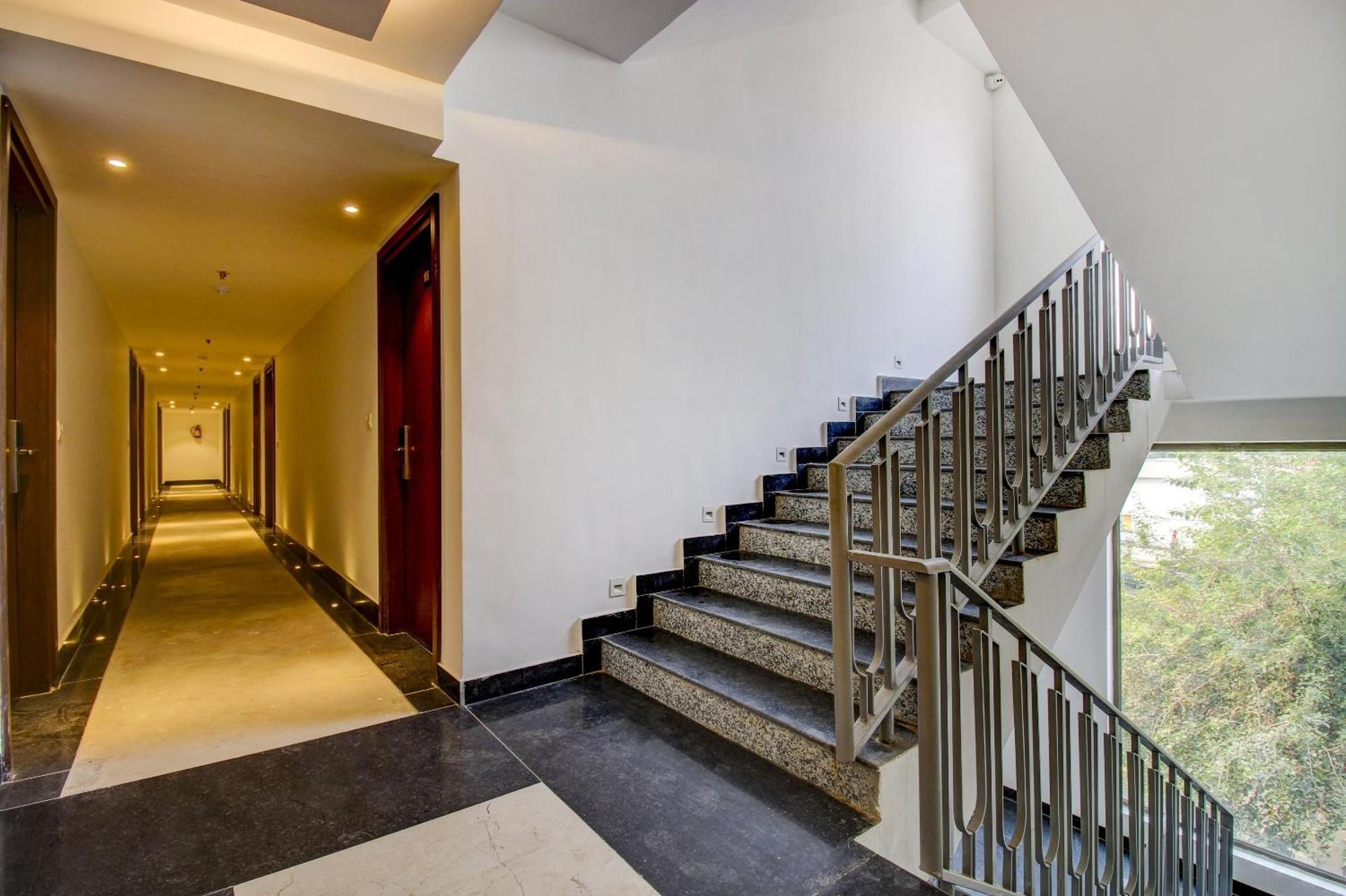 Super Townhouse Oak Aurelia Grand Hotel Lakhnau Kültér fotó